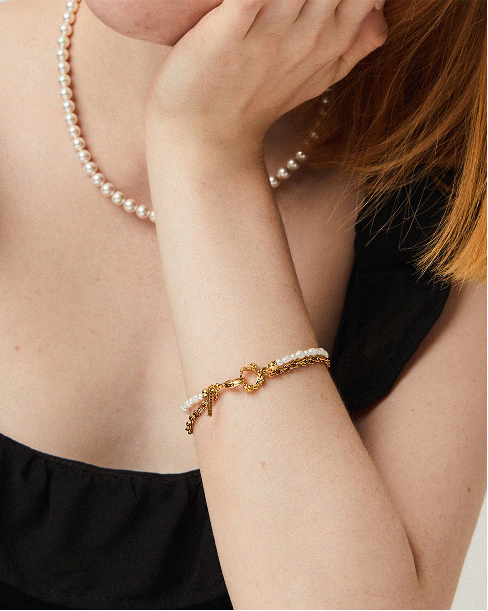 Rose Hook Pearl Bracelet Gold