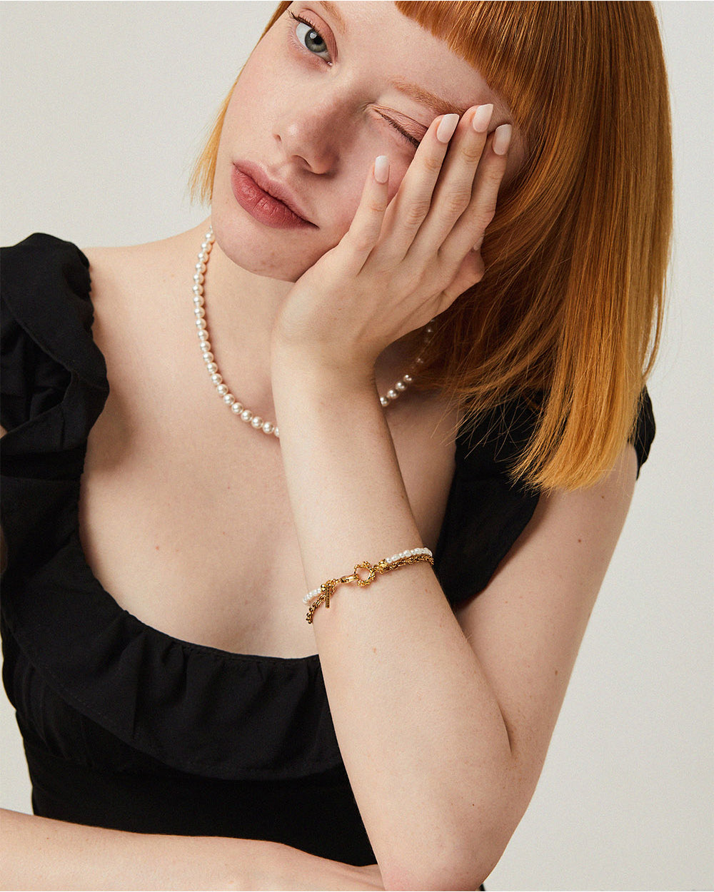 Rose Hook Pearl Bracelet Gold